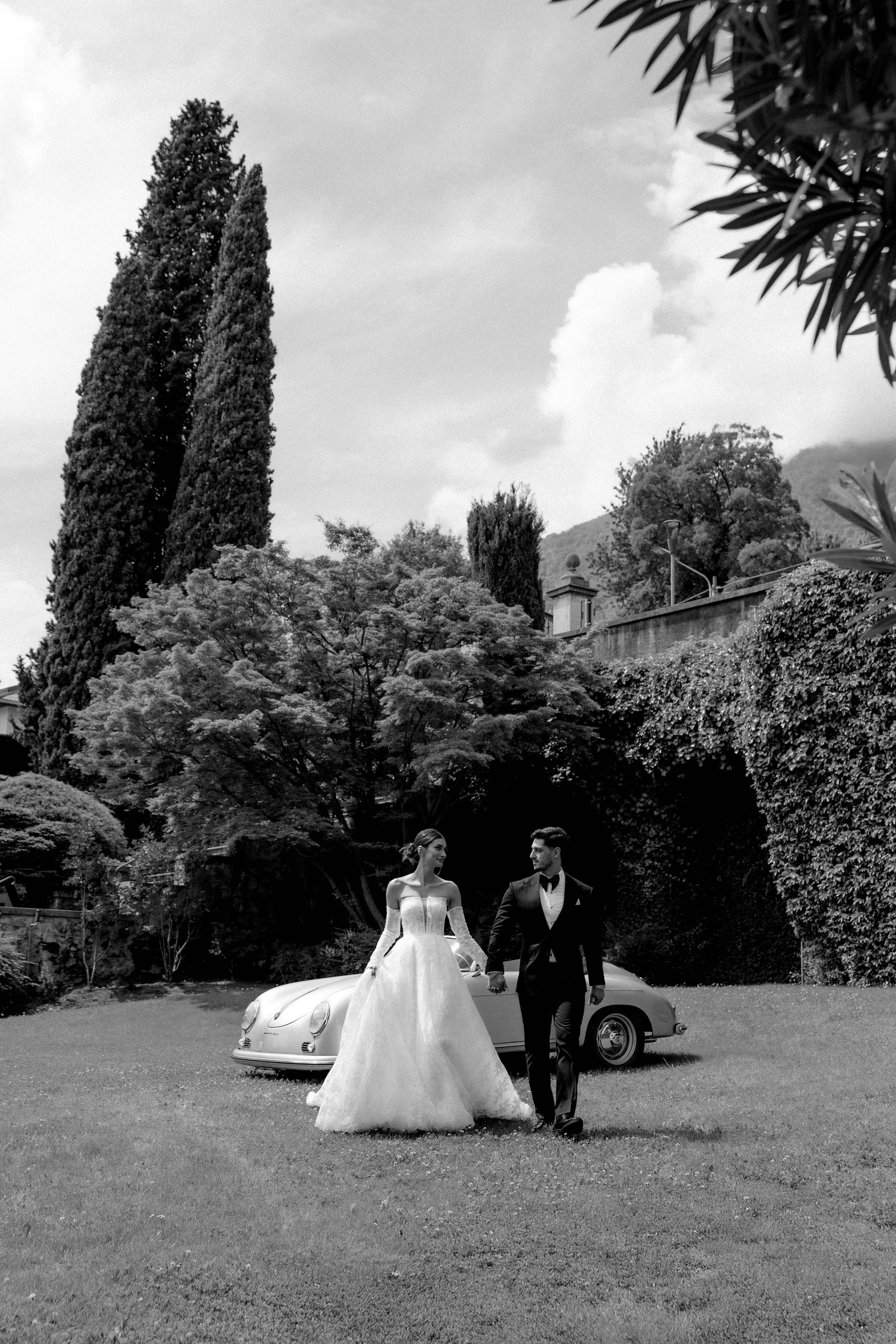 Photo du couple près de la voiture, par le photographe de mariage Foxslav