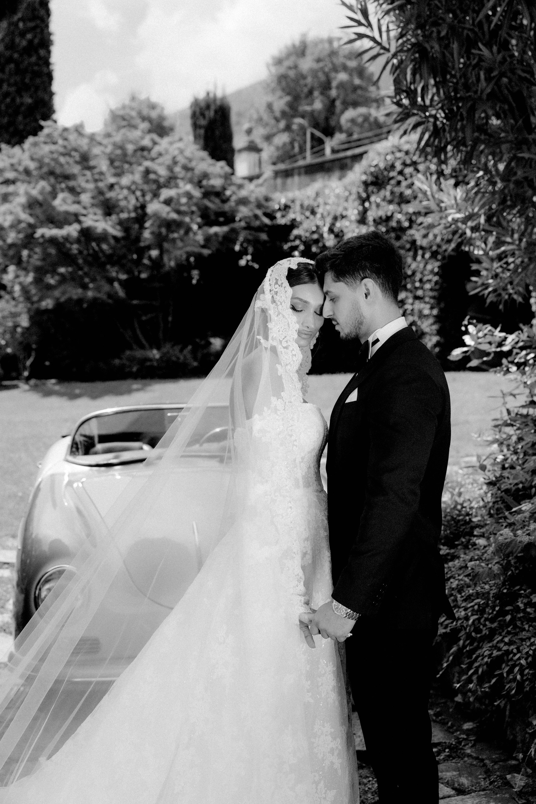 Shooting photo couple by wedding photographer Foxslav