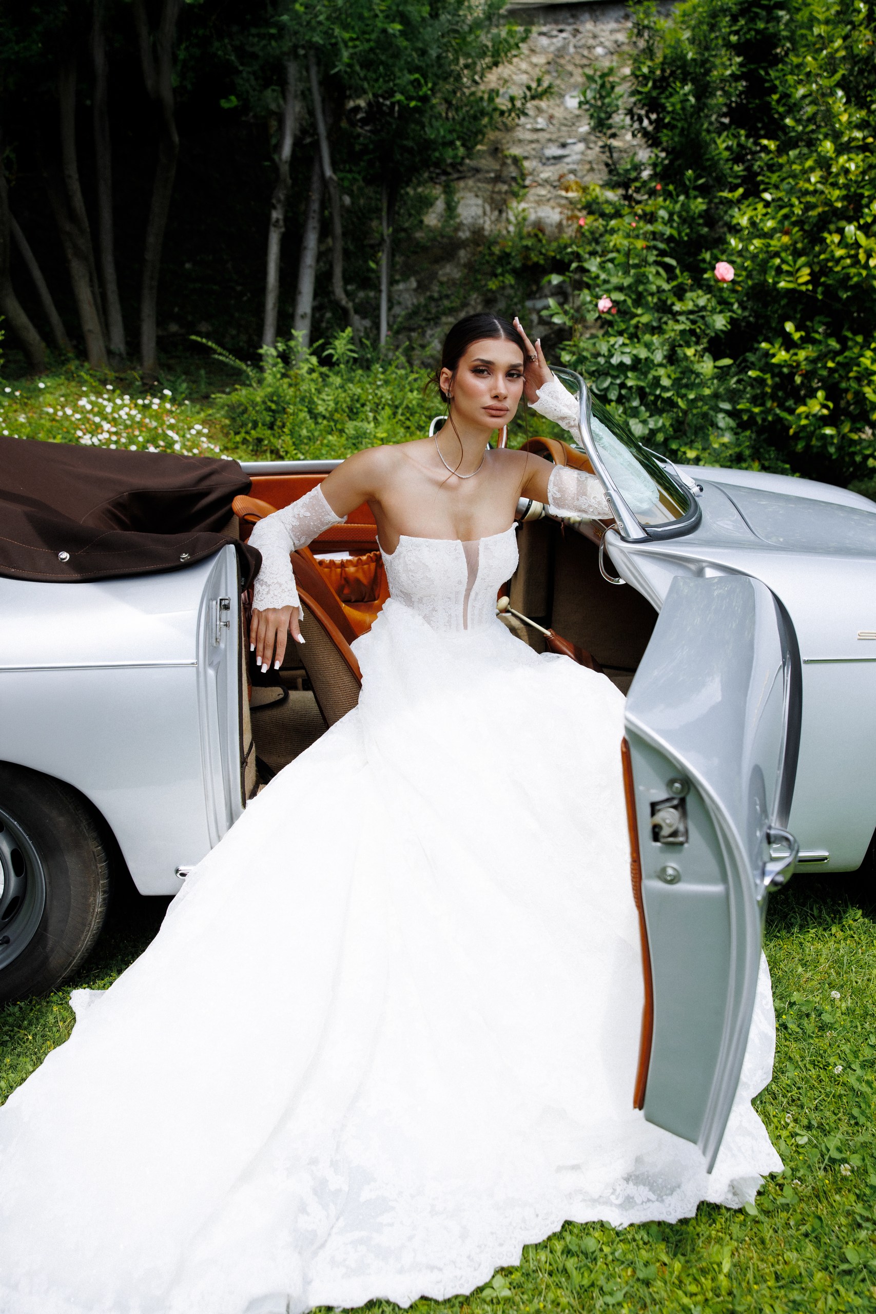 photo de la mariée dans la voiture pour une séance photo de mariage