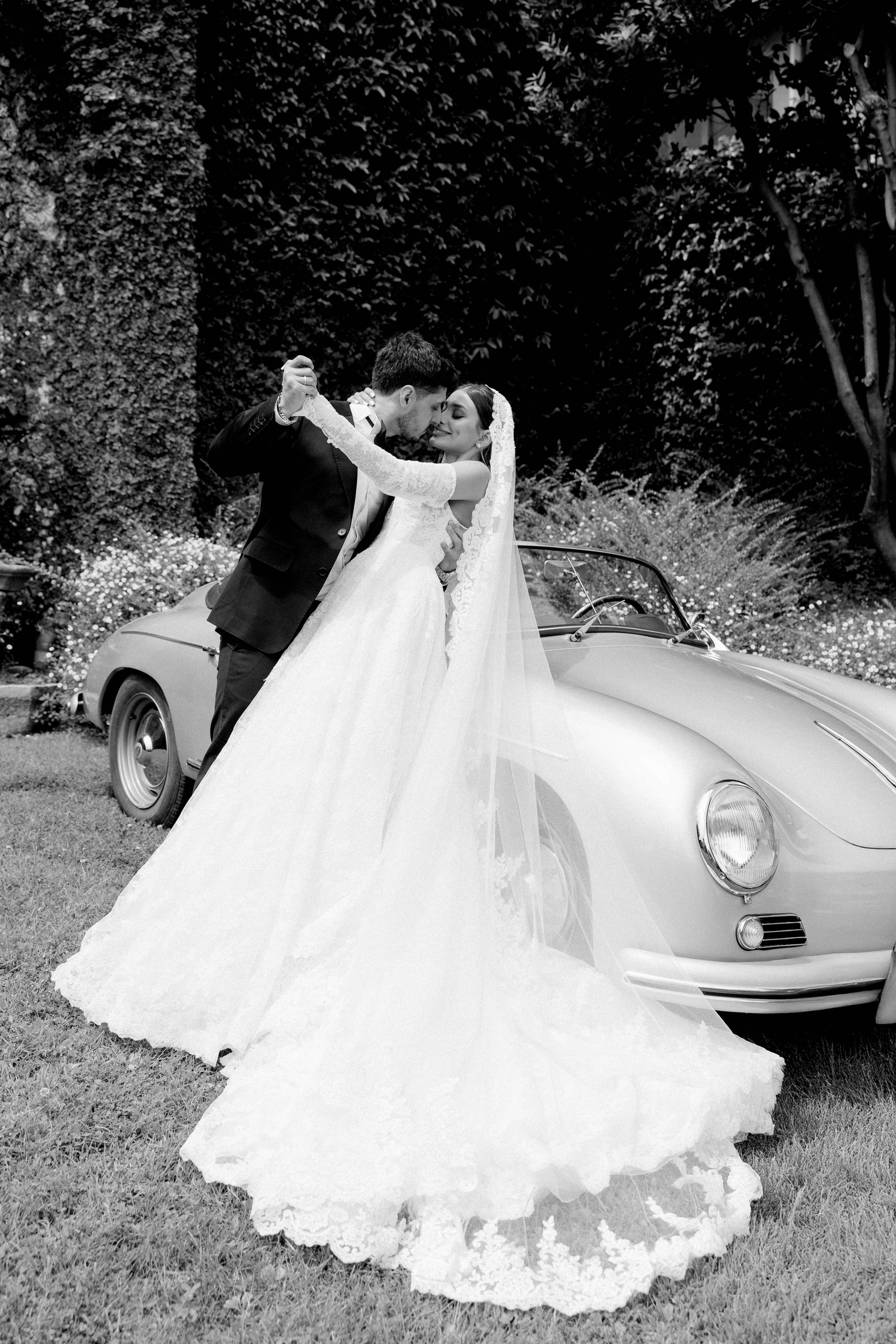 couple photo for wedding photoshoot in Como