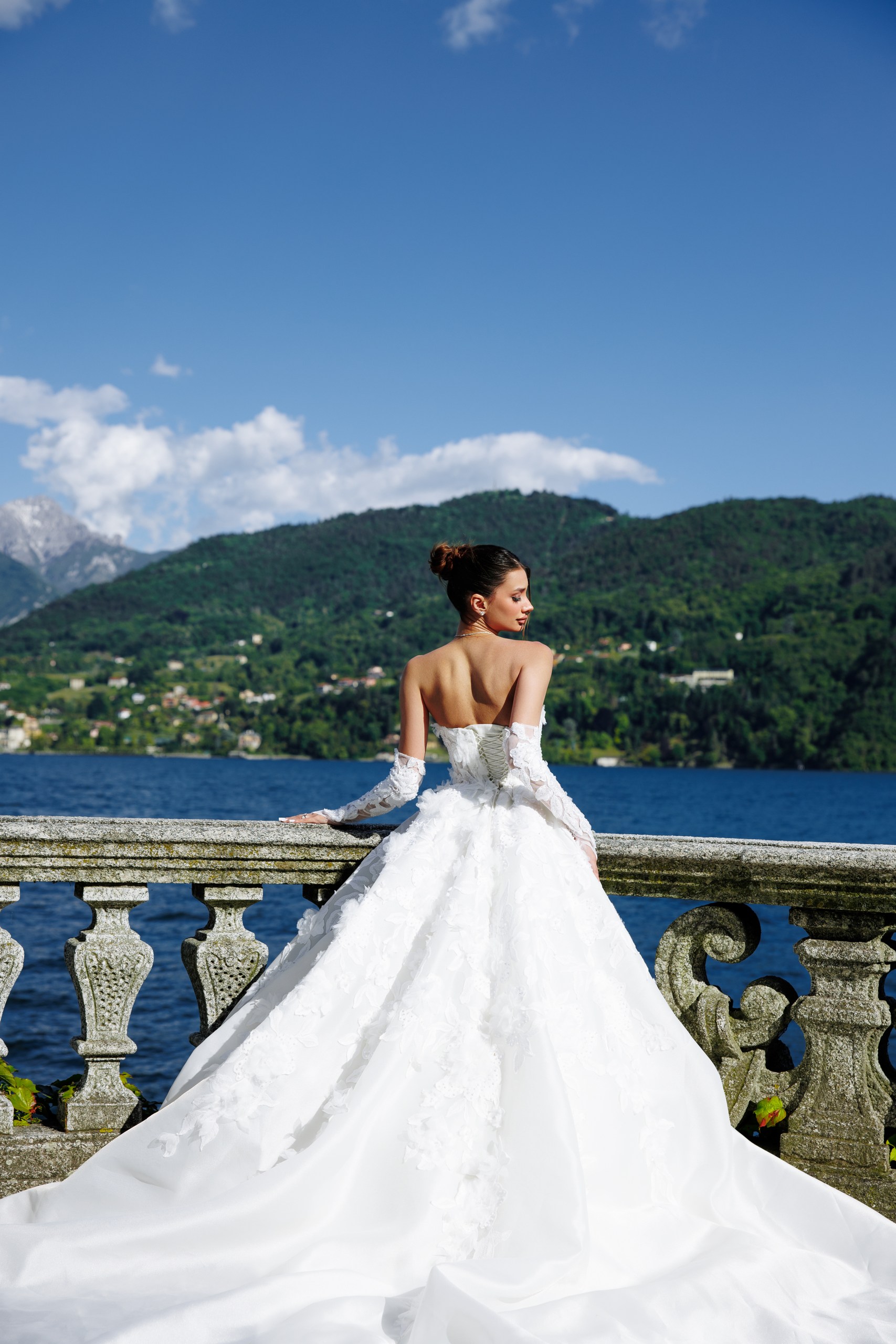 wedding photoshoot of the bride with a view of Lake Como