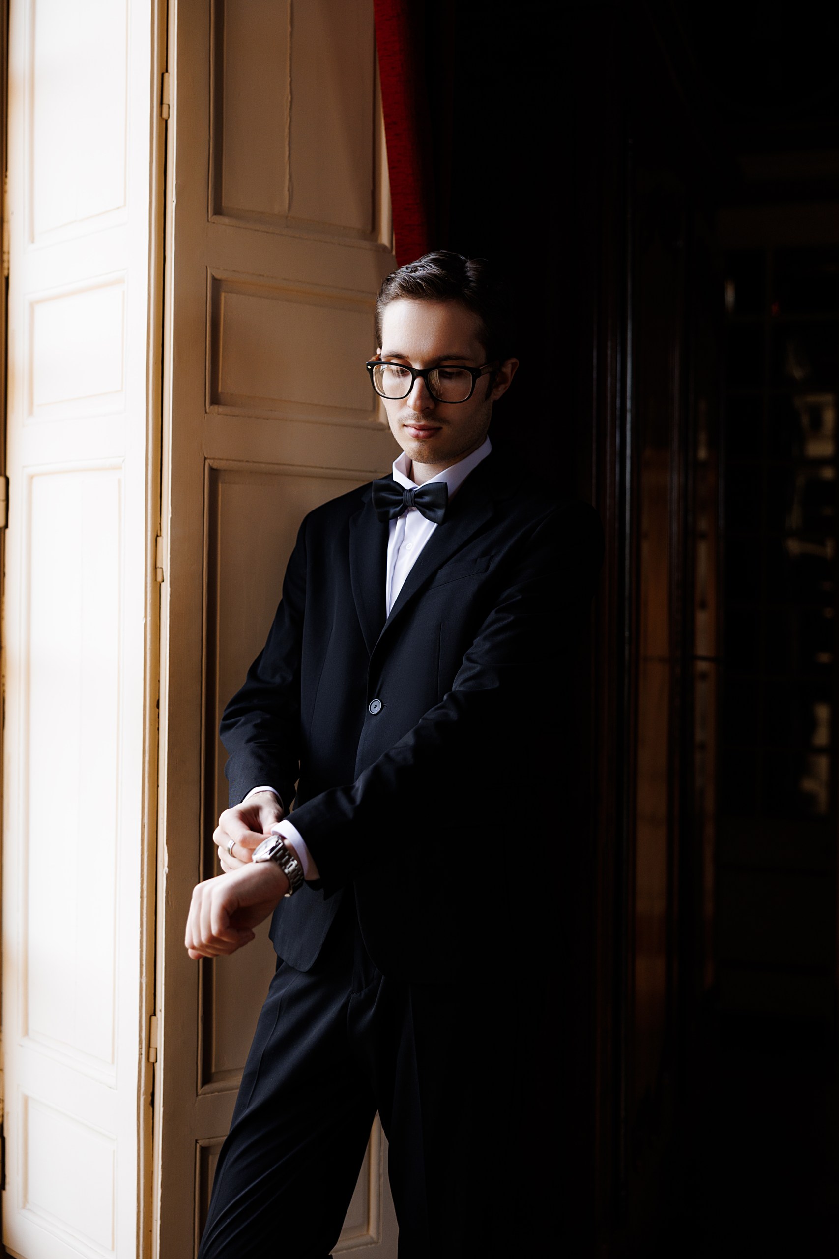 photo élégante d'un homme pour une séance photo de mariage