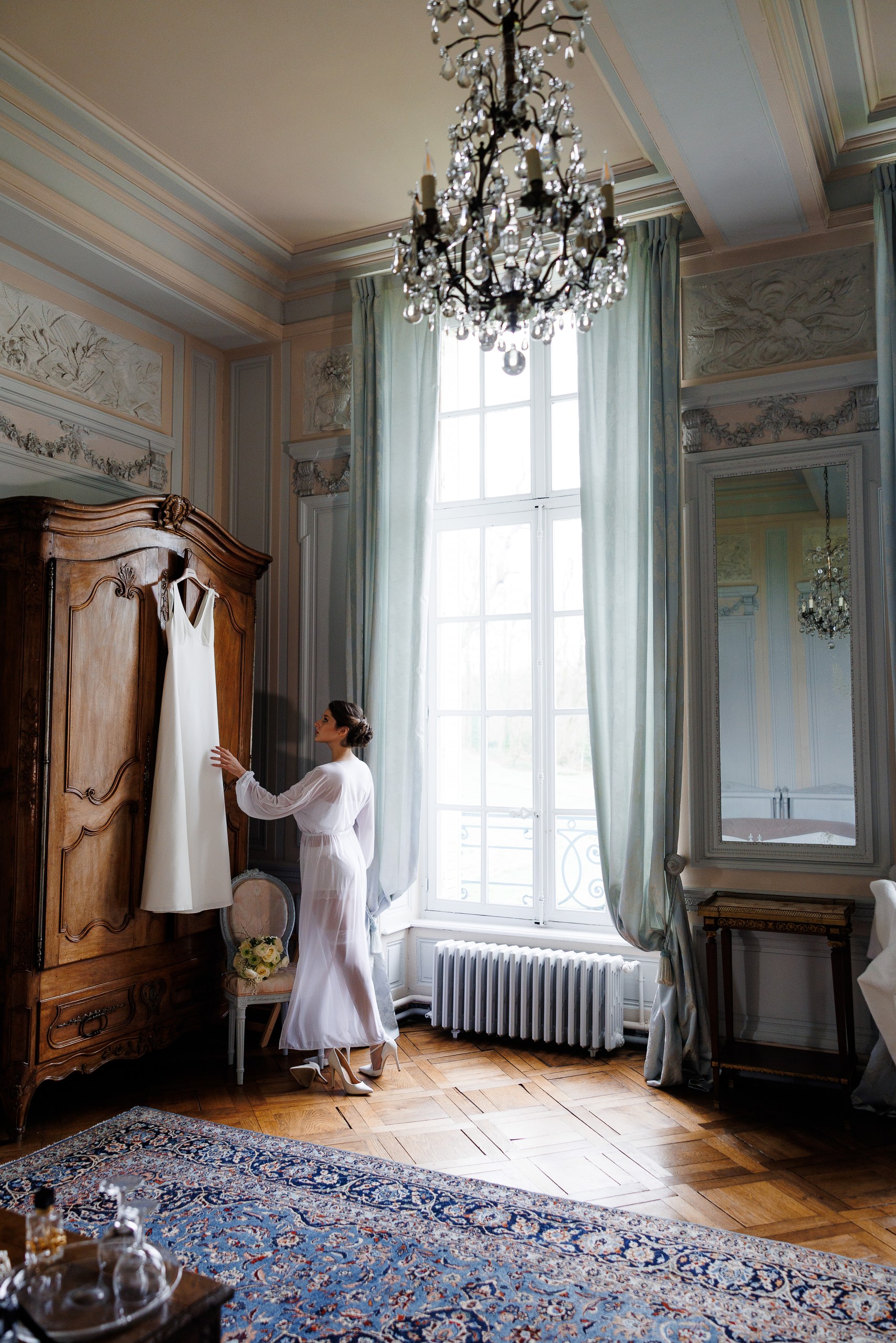 photo of the bride in a spacious room of the castle