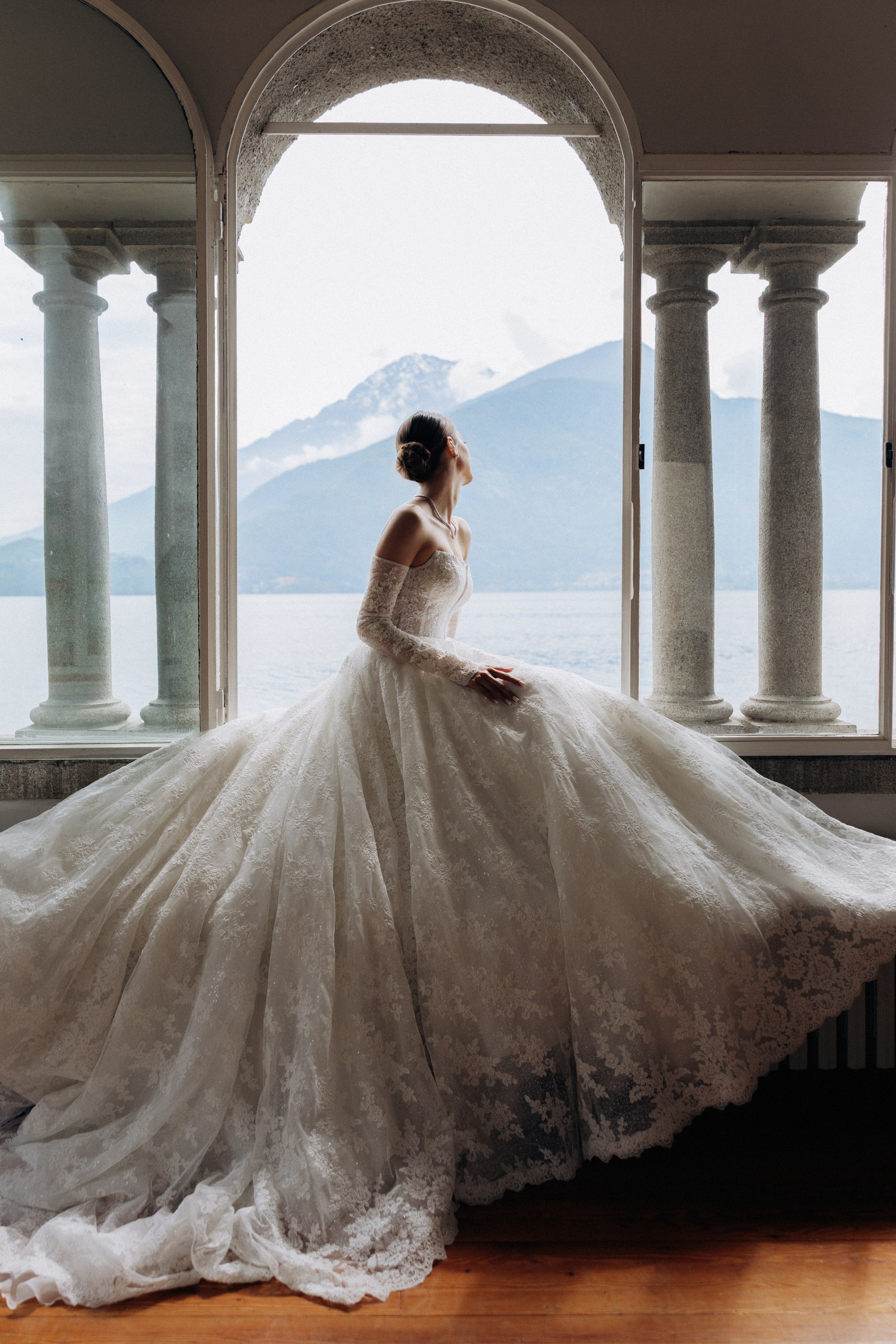 Portrait of the bride with a view of Lake Como by wedding photographer Foxslav