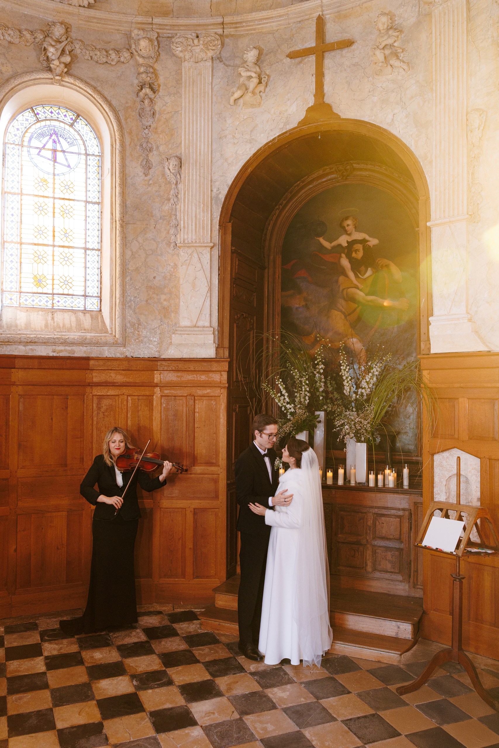 wedding moment of a couple for a photo shoot