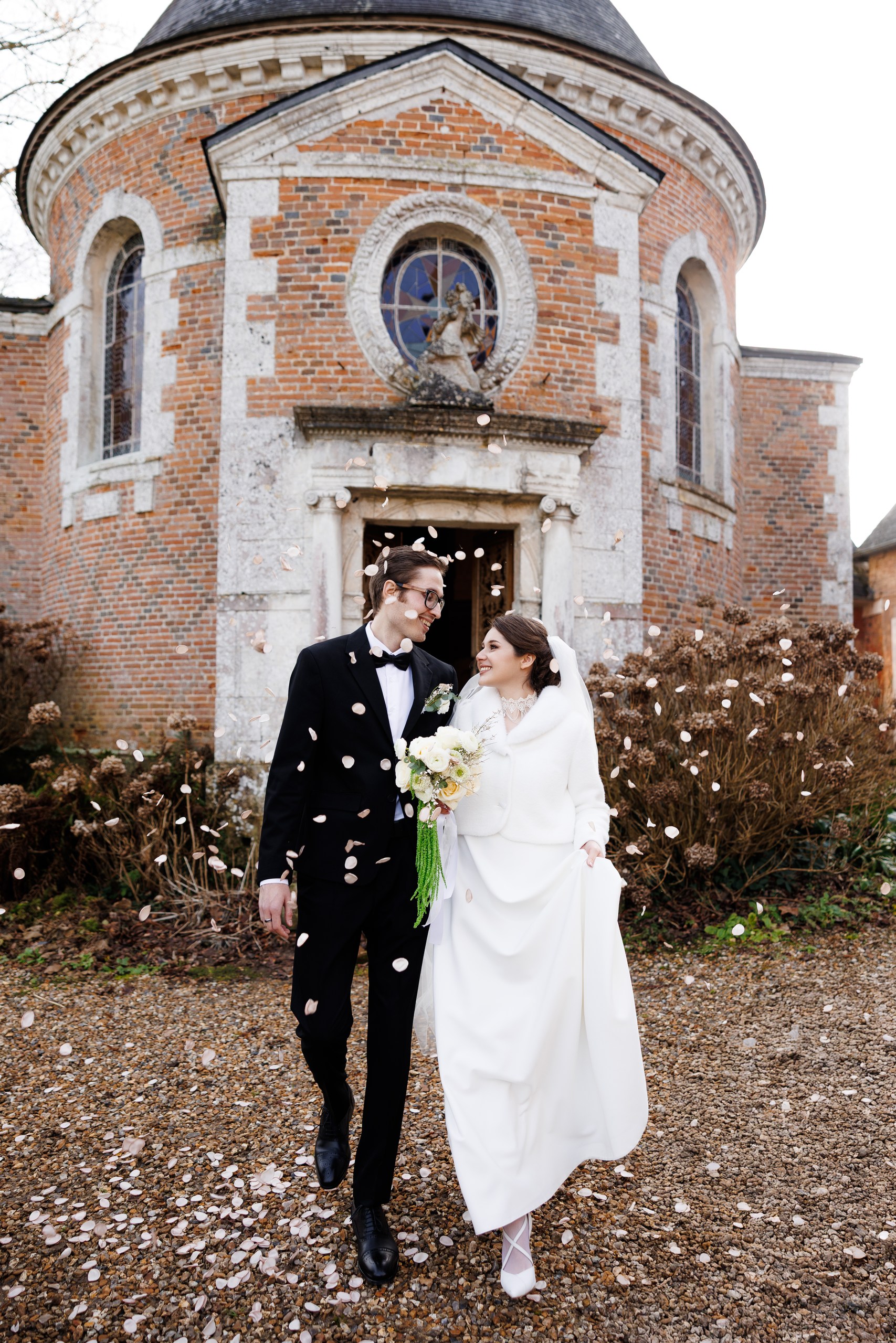 photo d'un couple devant une église