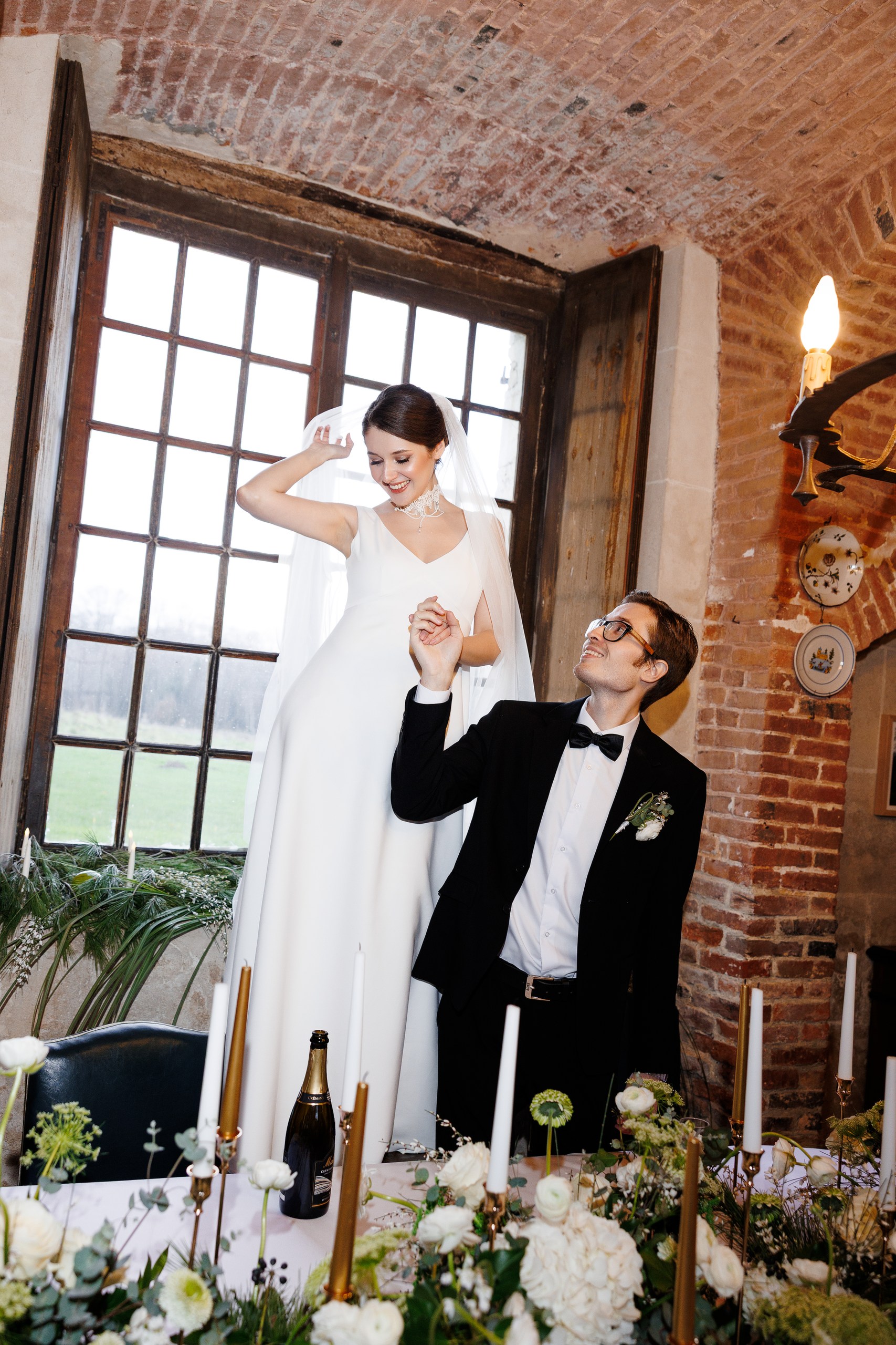 photo de mariage d'un couple à table