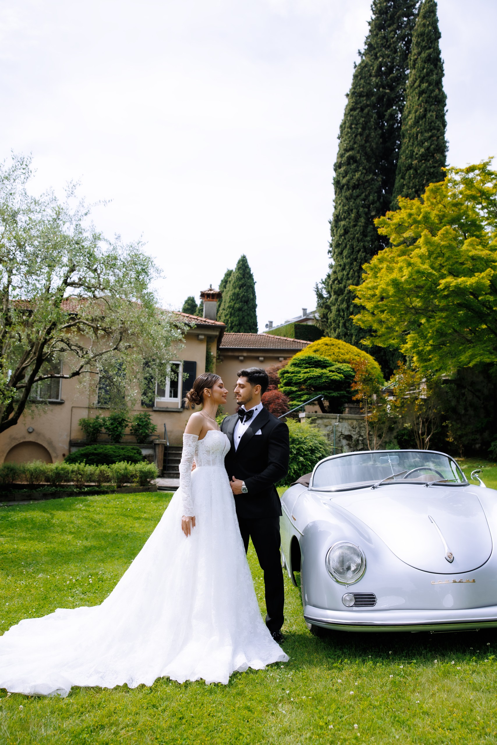 Photo of the couple near the car by wedding photographer Foxslav