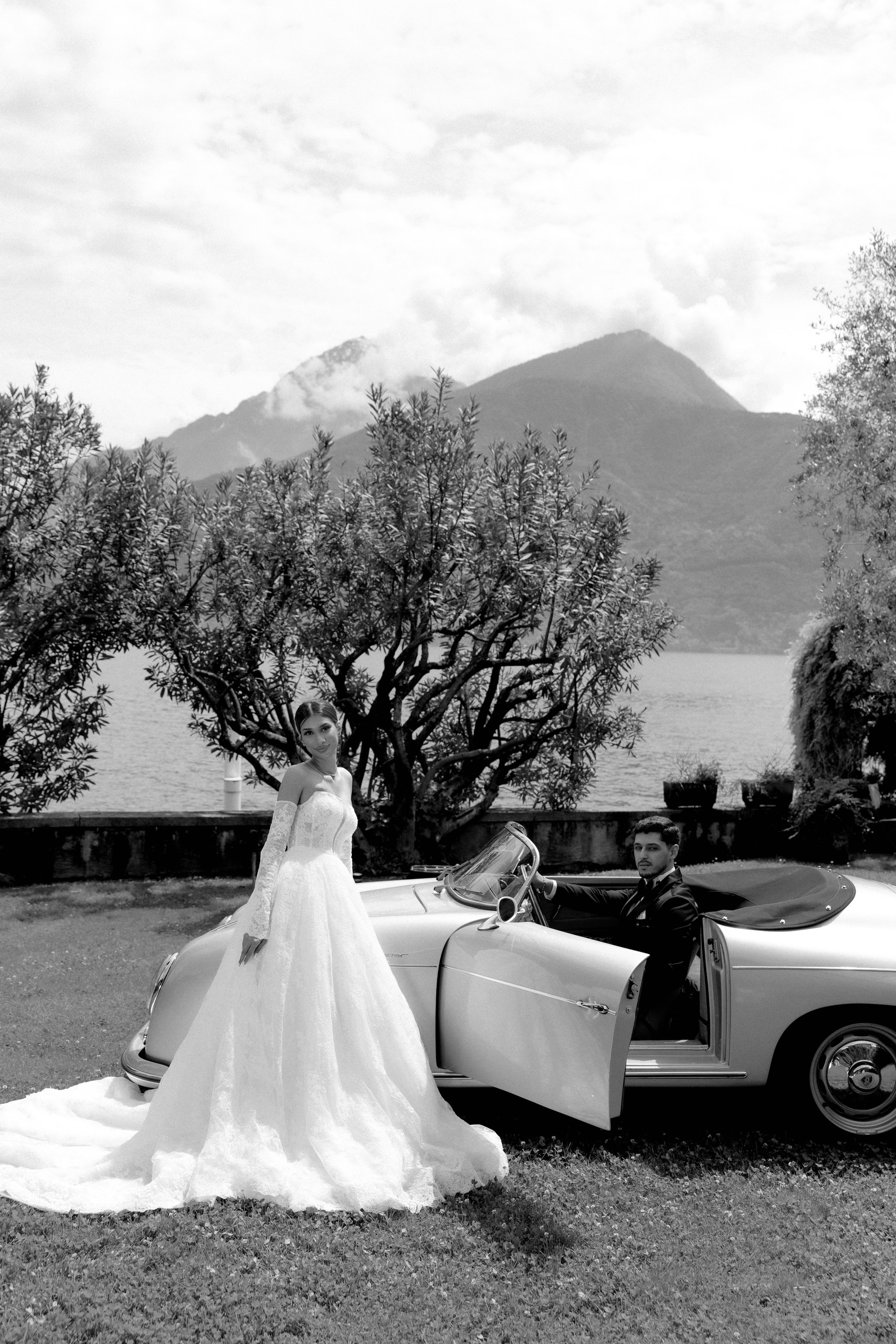 Photo en noir et blanc du couple, par le photographe de mariage Foxslav